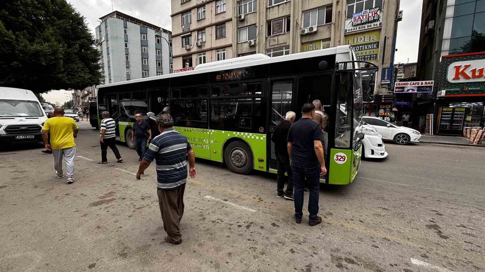 Belediye otobüsünün tekerleği çıktı, vatandaşlar bakım çağrısı yaptı