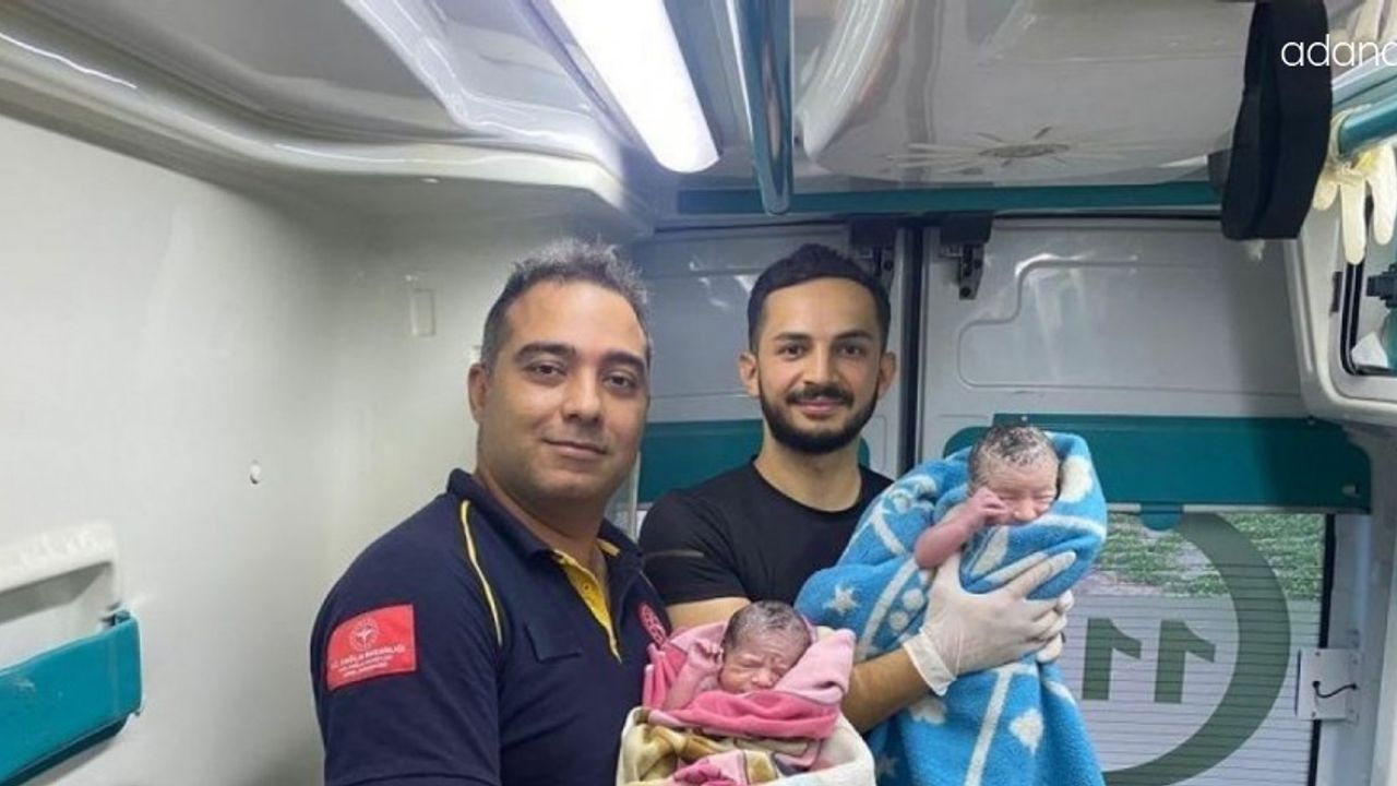 Hastane yolunda ambulansta ikiz bebek dünyaya getirdi