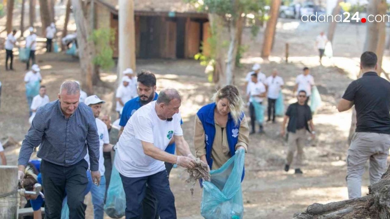 Başkan Akay ve Topuz tabiat parkında çöp topladı