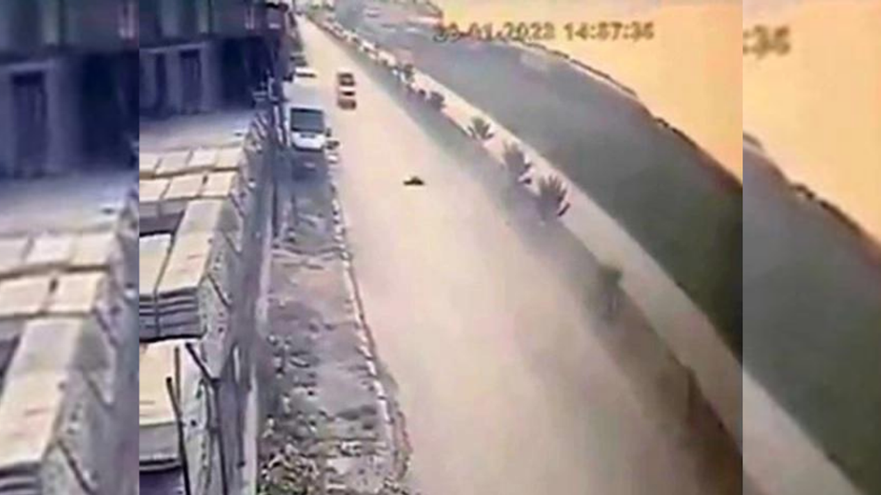 Adana'da sokak köpeğinden kaçarken minibüsün çarptığı Suriyeli çocuk hayatını kaybetti