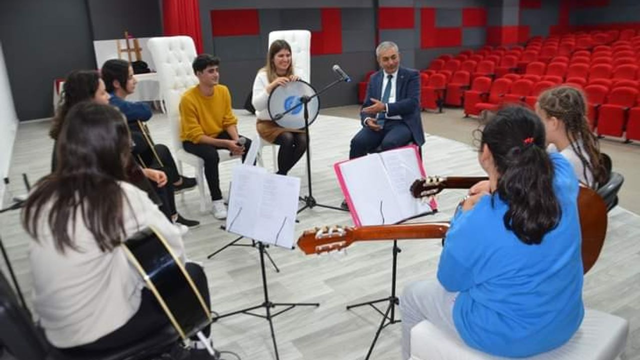 Başkan Kaplan, gitar kursu öğrencileri ile bir araya geldi