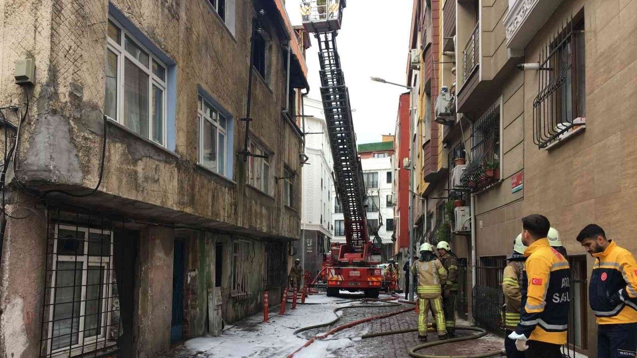 Bayrampaşa’da 2 katlı binada korkutan yangın