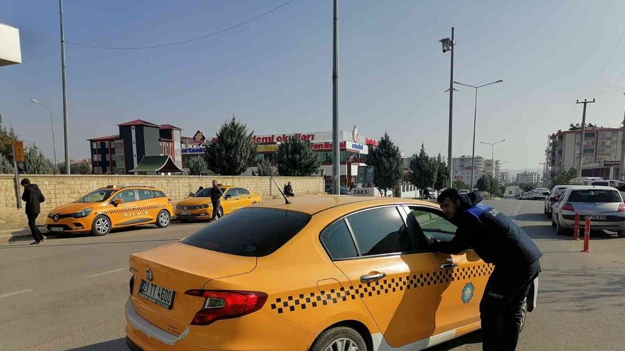 Ergani ilçesinde zabıta ekiplerinden korsan taksi denetimi