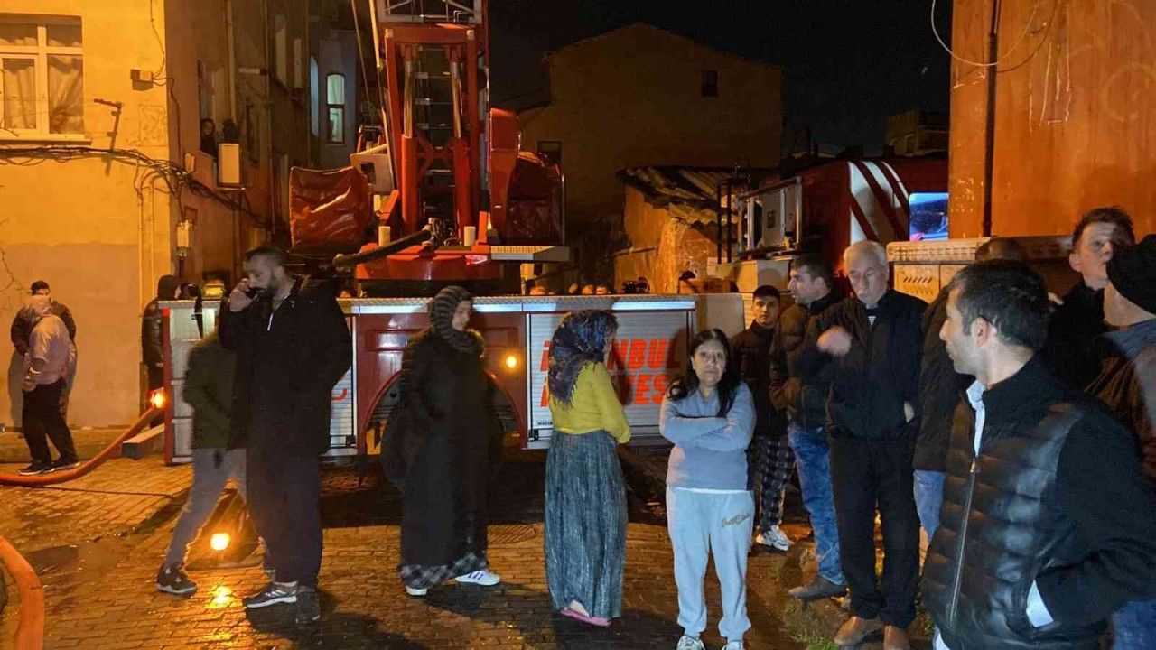 Fatih’te 3 katlı bina alev alev yandı: 1 kişi üçüncü kattan atlayarak kurtuldu