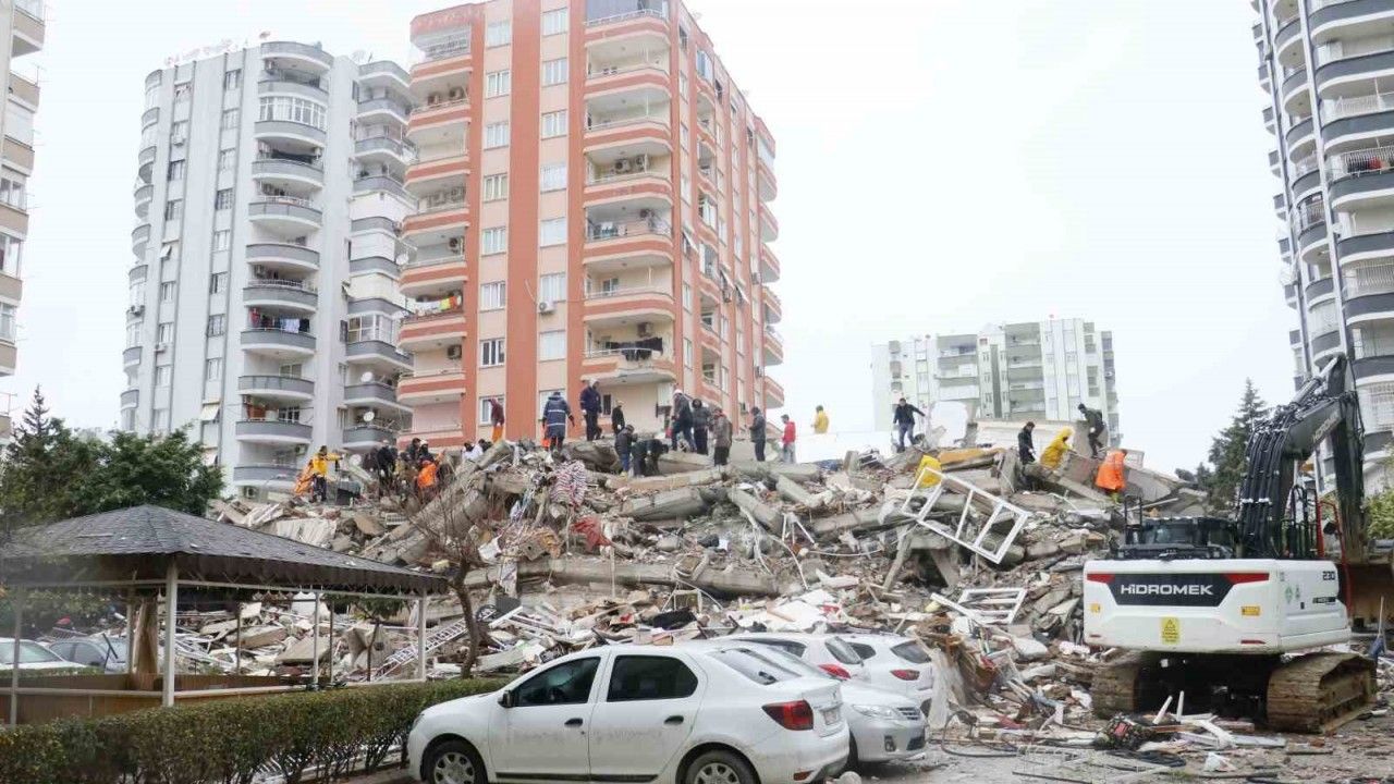 Adana’da 17 katlı apartmanın enkazından 2 kişinin cansız bedenine ulaşıldı