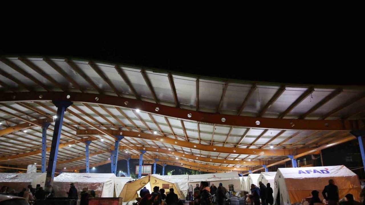 Adana’da depremzedeler çadırlarda yaşıyor