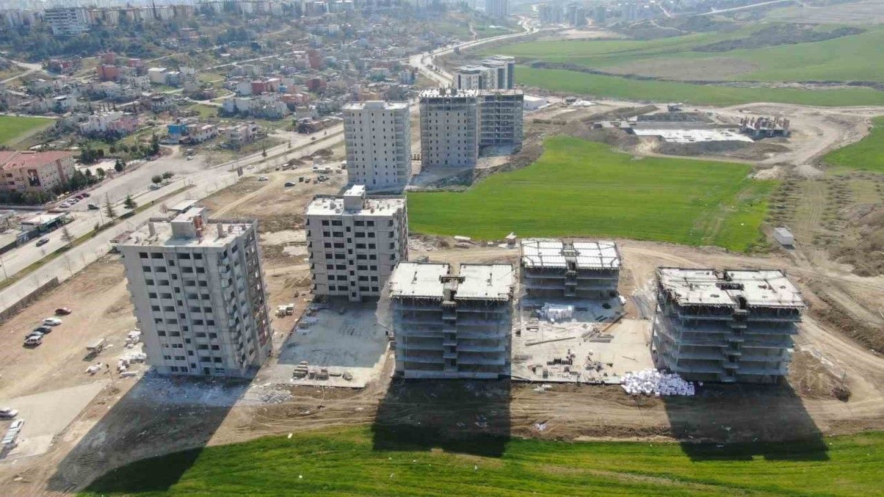 Adana’da yapımı devam eden inşaatlar durduruldu