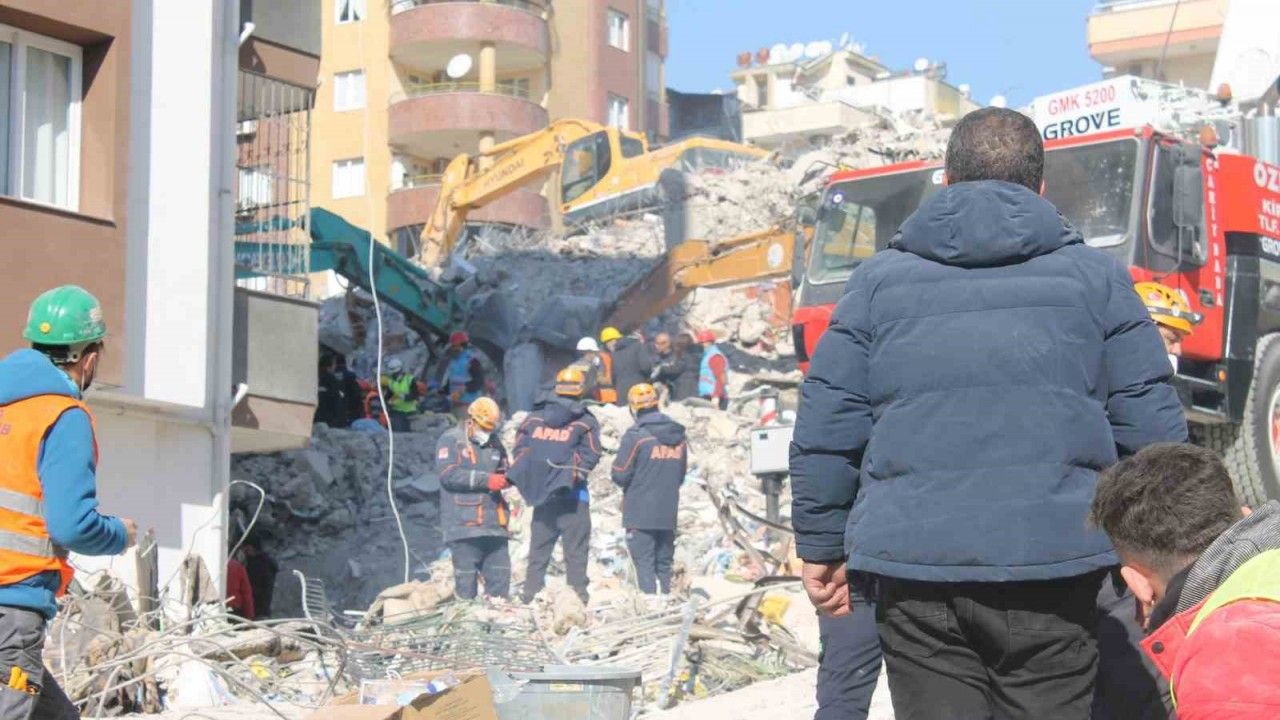 Adana’daki Ekim Apartmanı’nda arama kurtarma çalışmaları sürüyor