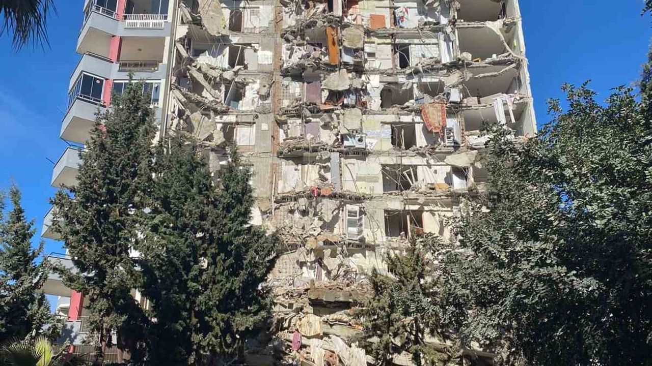 Artçı depremde binalar yıkıldı