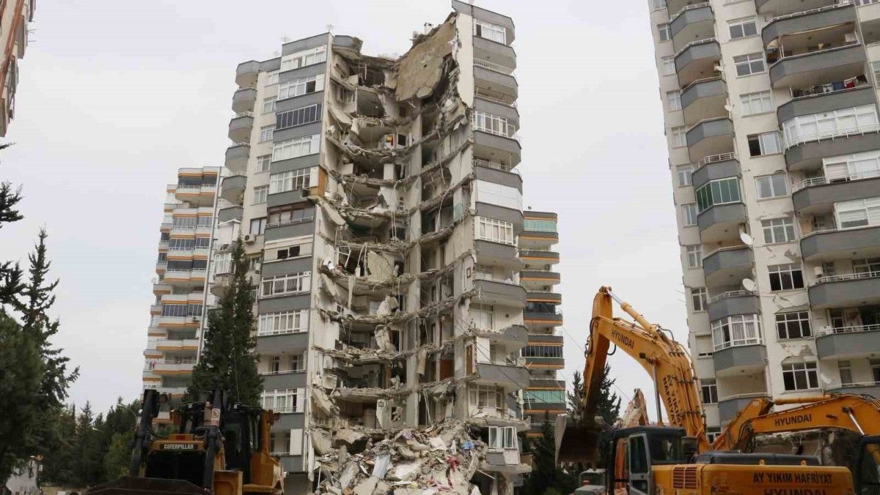 Adana’da depremde yarısı yıkılan Ayas Sitesi’nin kontrollü yıkımına başlandı