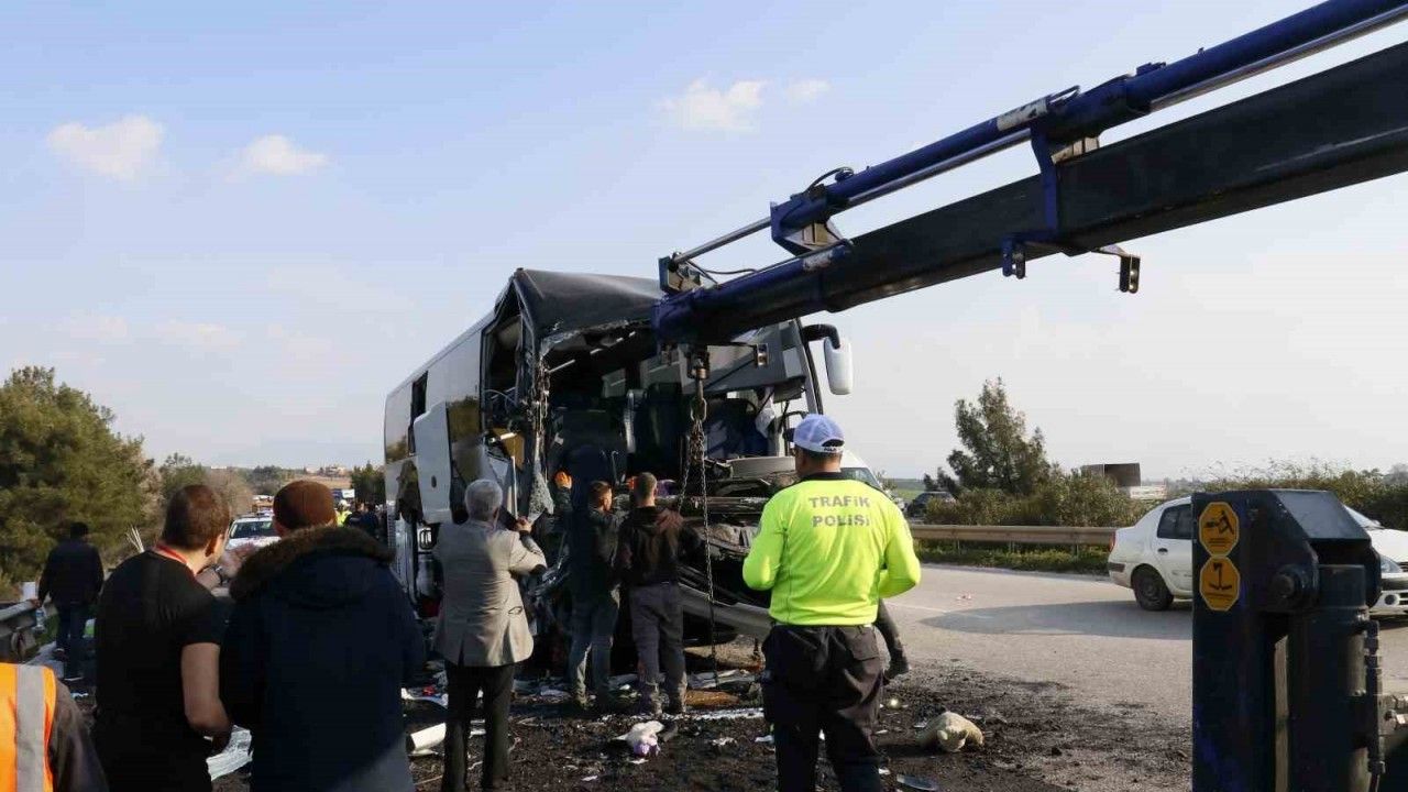 Adana'da depremzedeleri taşıyan otobüs kaza yaptı: 2 ölü, 6 yaralı