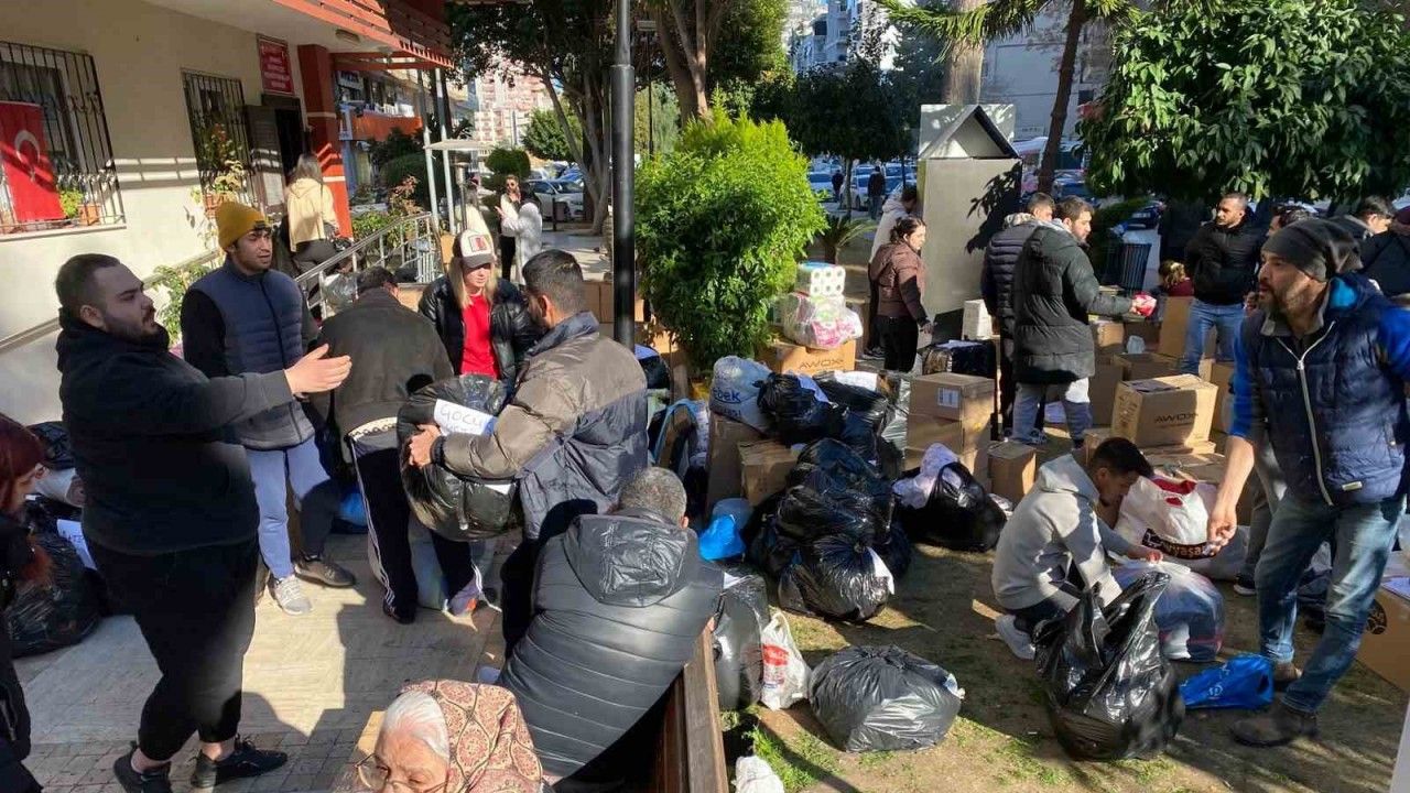 Vatandaşlar deprem bölgesine yardım için seferber oldu