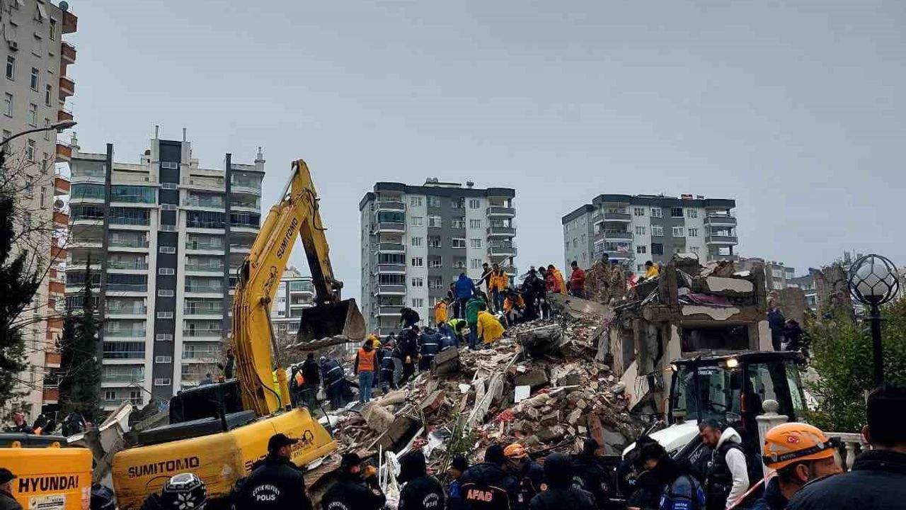Adana'da 100 kişiye mezar olan apartmanın müteahhiti baba-kıza yakalama kararı