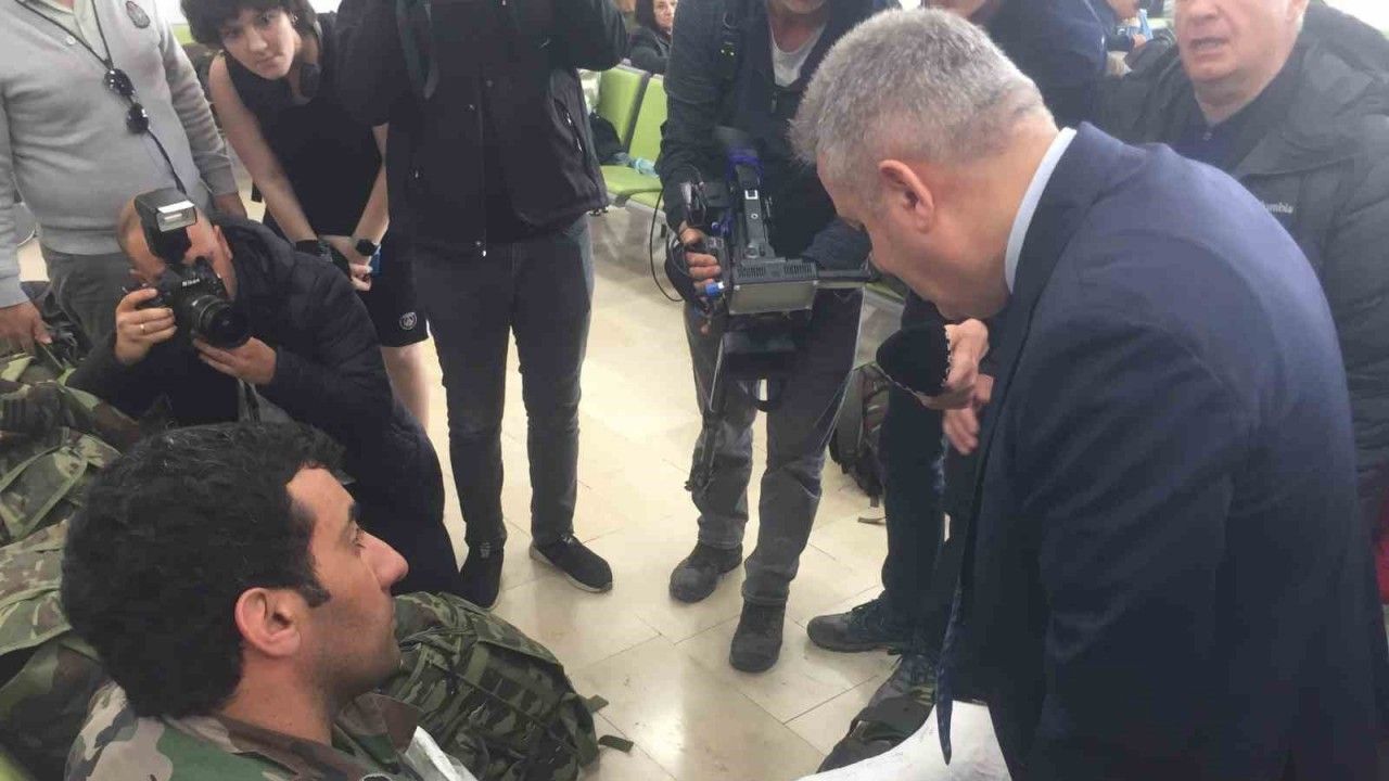 Azerbaycanlı asker yaralanmasına rağmen kurtarma çalışmalarına devam etti