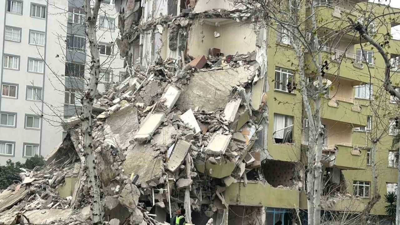 Ceyhan’da ağır hasarlı yapıların yıkımı başladı