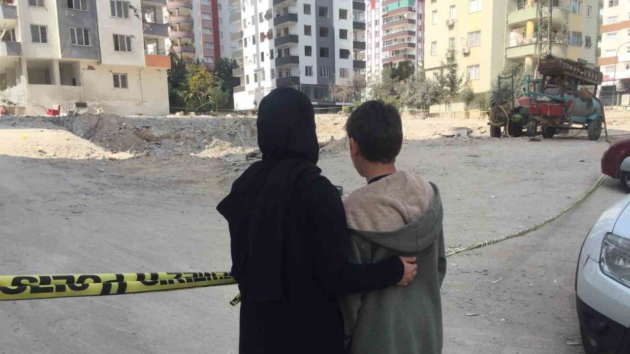 Adana'da uyumayıp telefonda oyun oynayan çocuk, ailesini depremde yıkılan binadan kurtardı