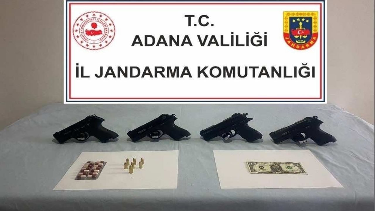 Adana'da durdurulan araçta ruhsatsız tabancalar ve F serisi dolar çıktı