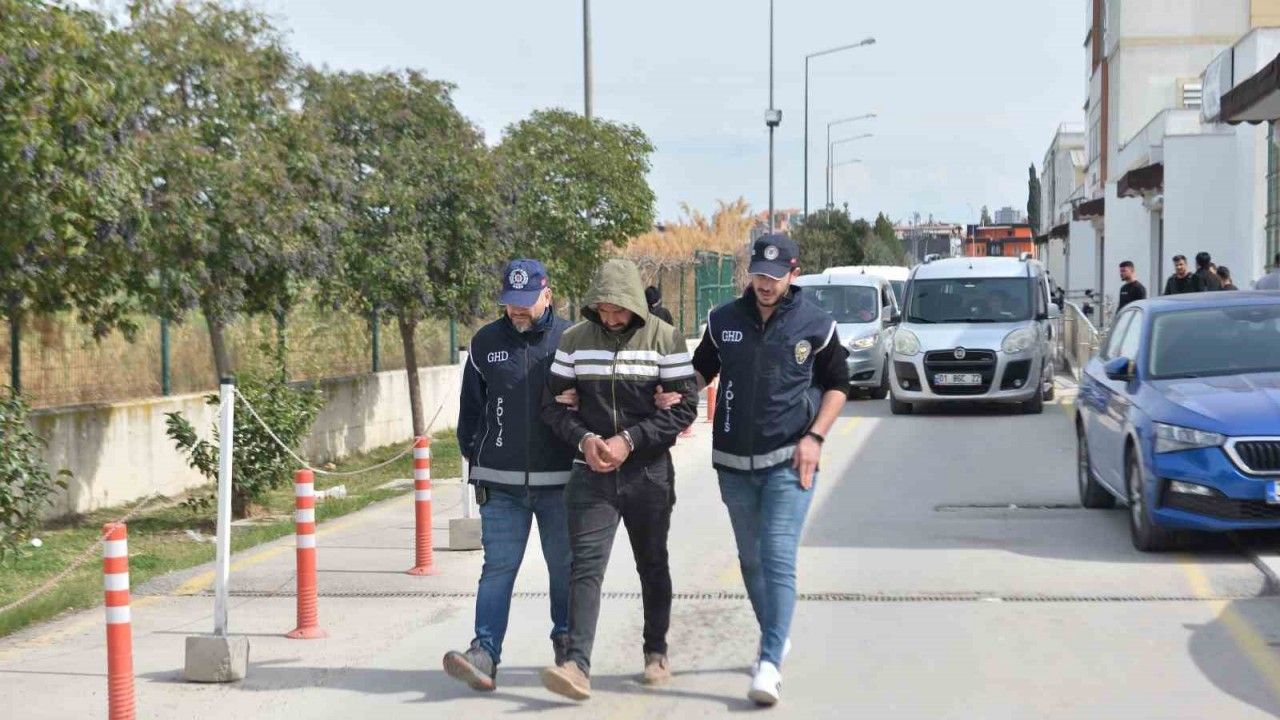 Adana'da kamyonetiyle Afganları İstanbul'a götürecekti, yakalanıp tutuklandı