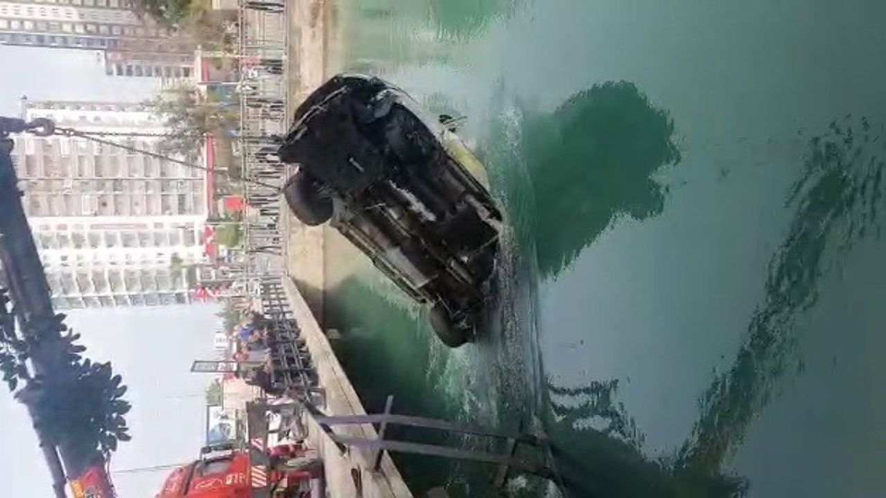 Otomobil sulama kanalına düştü, sürücü 20 metre sürüklendikten sonra kurtuldu