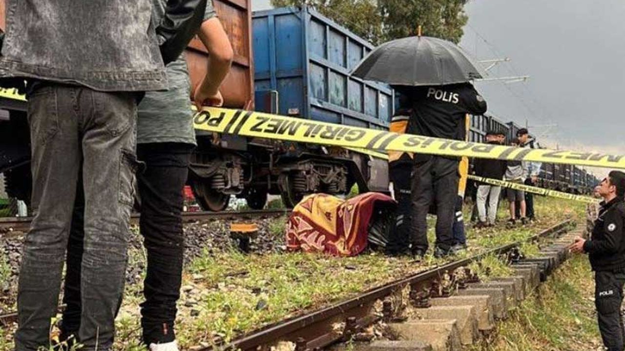 Adana'da tren hattından karşıya geçmek isteyen gence tren çarptı: Feci şekilde hayatını kaybetti