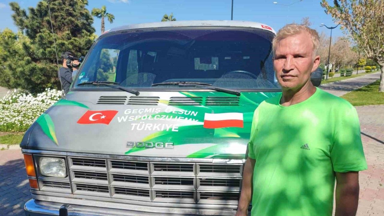 44 yıldır her yaz Adana’ya geldiği minibüsüyle bu kez depremzedelere yardıma koştu