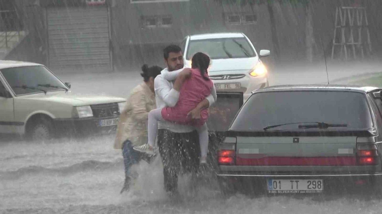 Adana’da sağanak ve dolu sele neden oldu, yollar su altında kaldı