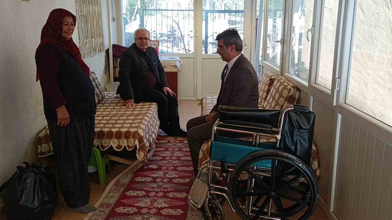 Belediye başkanının Kozan’ı gezen sınıf arkadaşları tekerlekli sandalye bağışladı