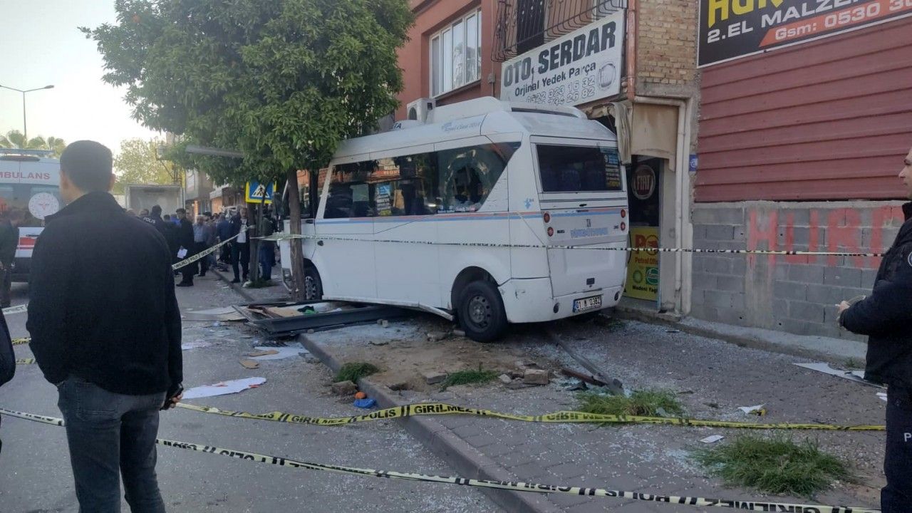 Adana'da dehşet! Minibüs durağa daldı: 1 ölü, 7 yaralı