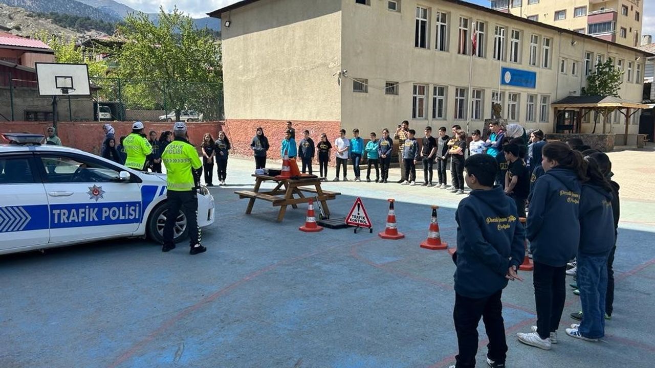 Adana’da ortaokulu öğrencilerine trafik eğitimi verildi