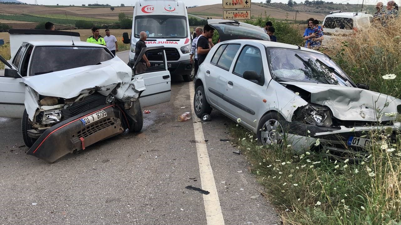 Adana’da iki araç kafa kafaya çarpıştı: 4 yaralı