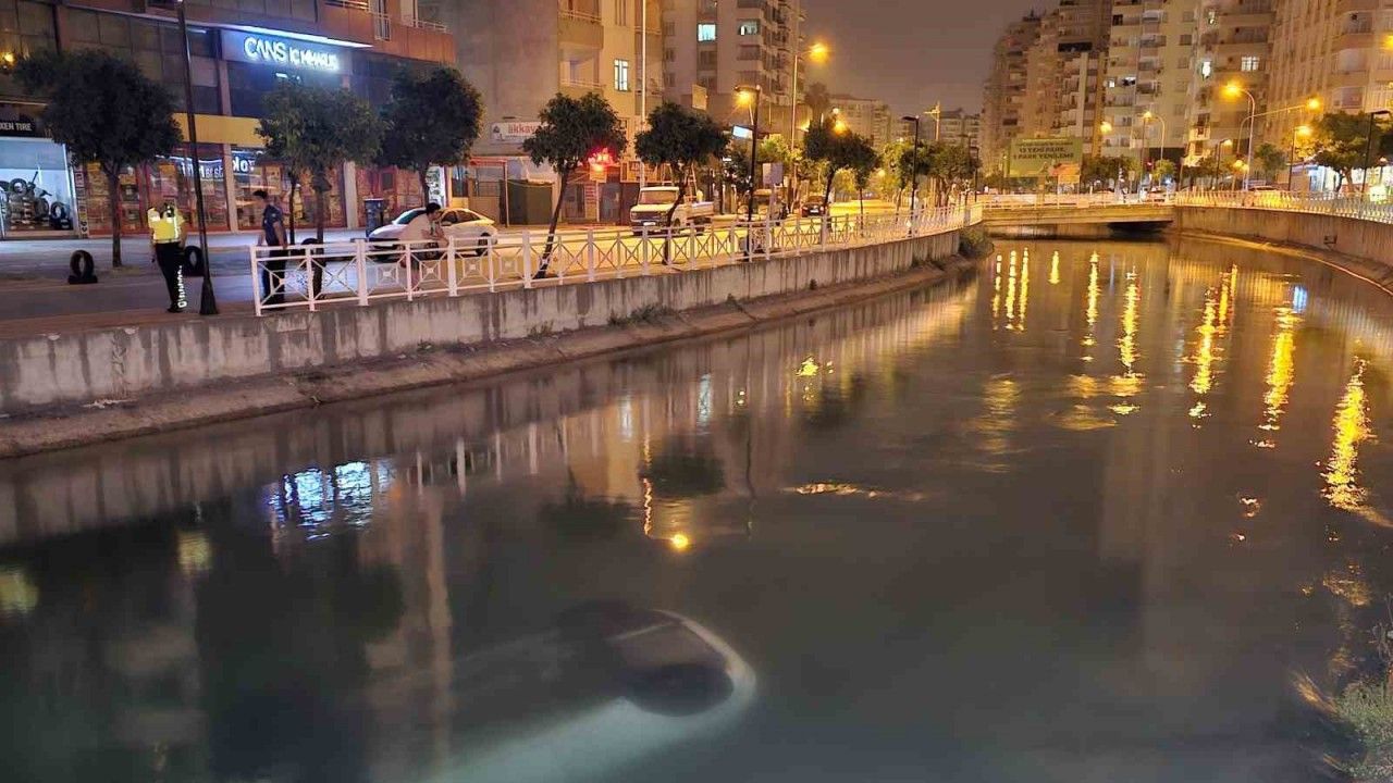 Adana’da virajı alamayan otomobil sulama kanalı düştü: 3 yaralı