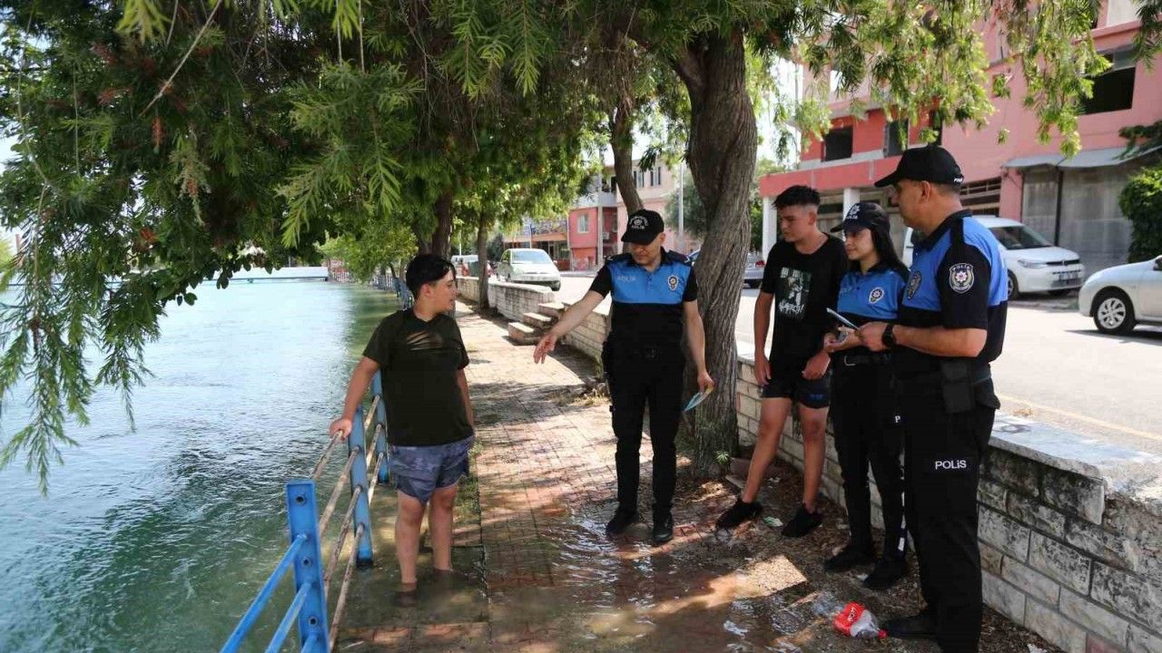 Polisler, kanalda yüzen çocukları sudan çıkartıp bilgilendirdi