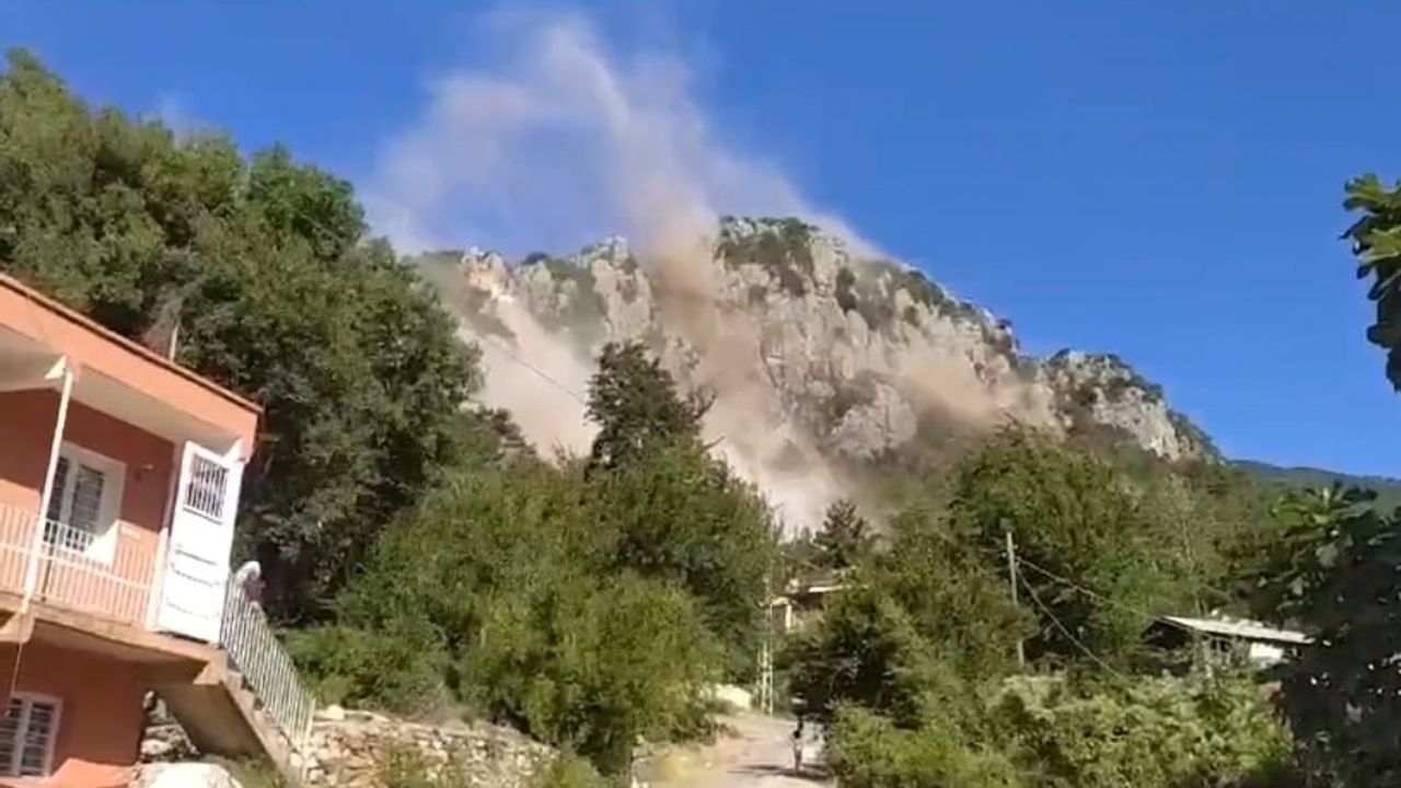 Deprem anında dağlardan dev kayalar koptu