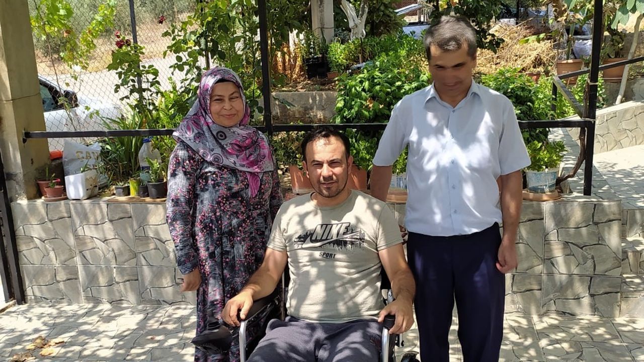 Depremzede hastaya akülü sandalye desteği