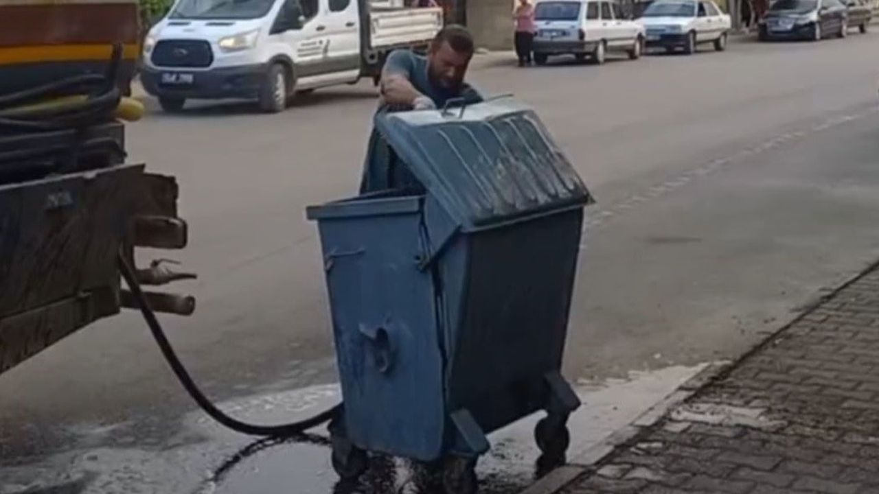Kozan’da konteynerler bayram sonrası temizleniyor