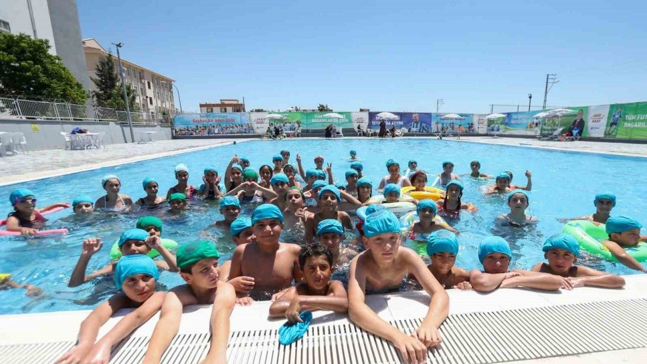 Seyhan’da çocuklar hem yüzüyor hem eğleniyor