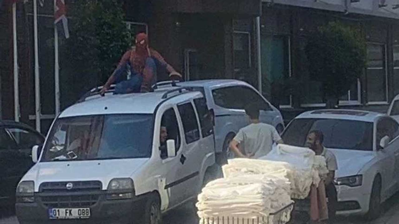 Adanalı "örümcek adam" aracın tavanında yolculuk yaptı, araç trafikten men edildi