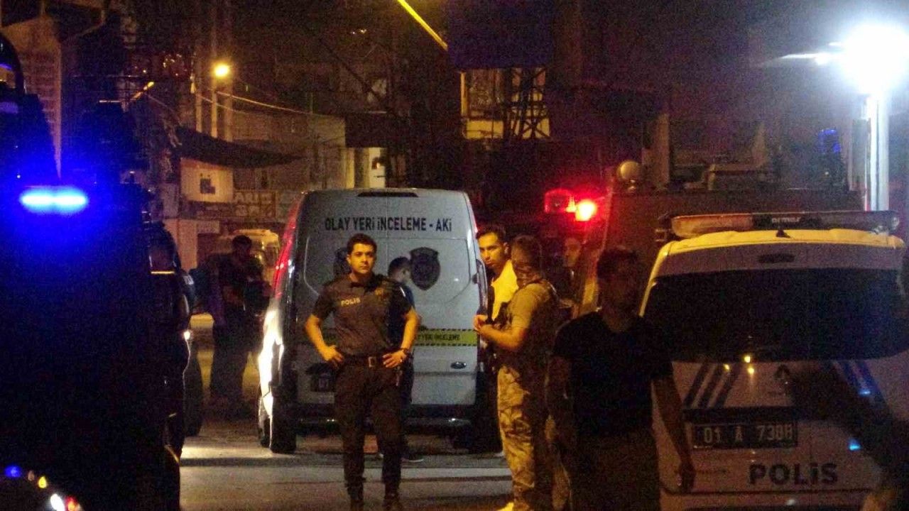 Adana Bey Mahallesi'nde olay çıktı! Müdahale eden polis bıçaklandı!