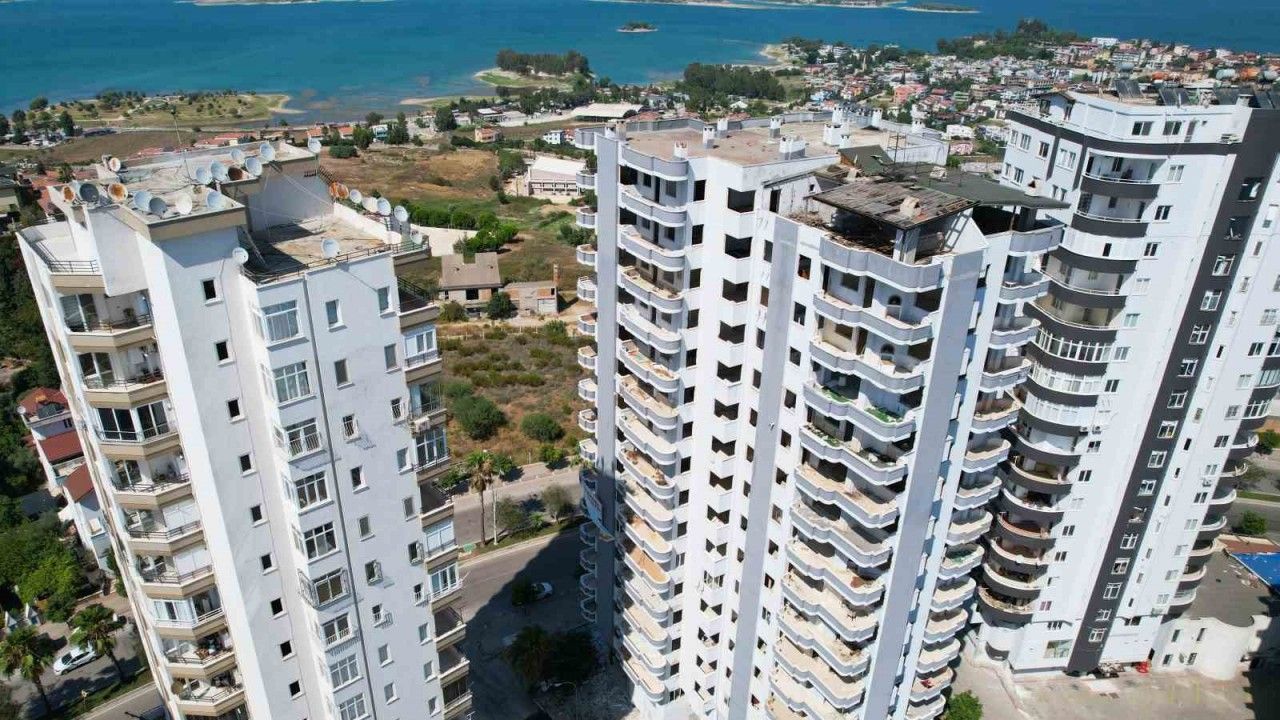 Adana'da 'orta hasarlı' milyonluk daireler kaderine mi terk edildi?
