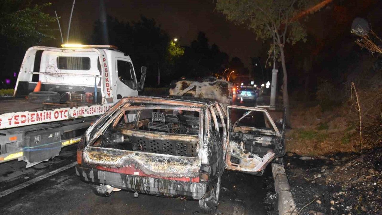 Adana’da otomobil alev alev yandı