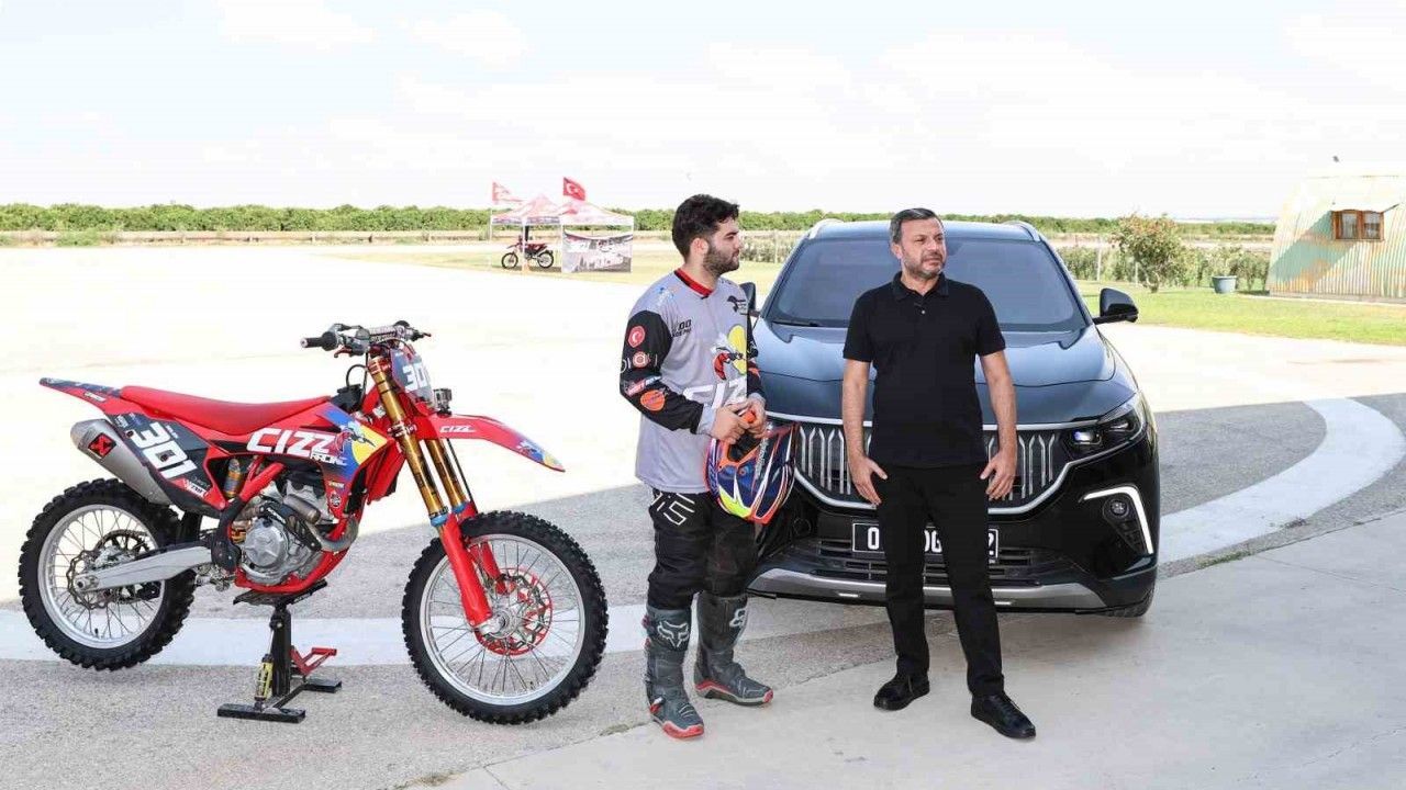 Adana'da AK Parti'li Başkan Fatih Kocaispir TOGG'u aldı, milli motosporcu ile pistte kozlarını paylaştı!