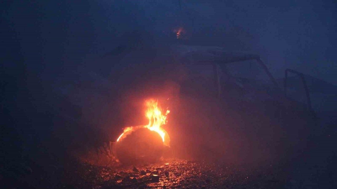 Adana’da otomobilde çıkan yangın ormanlık alana sıçradı
