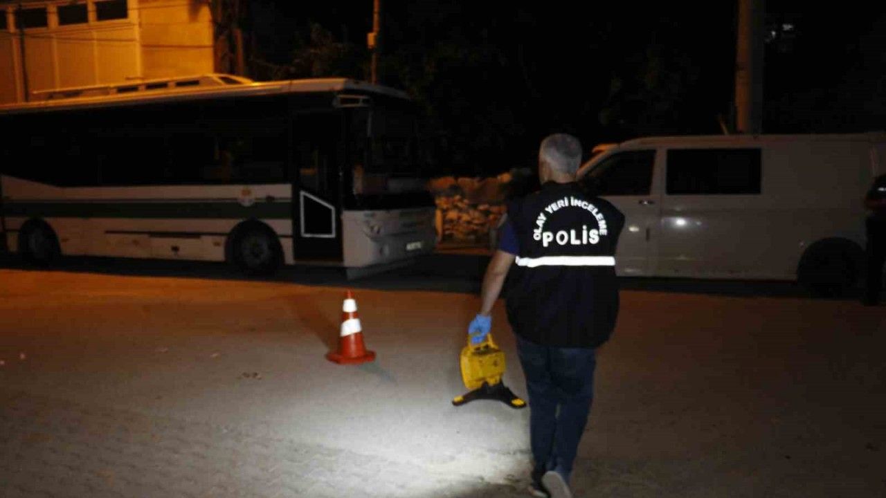 Adana'da silahlar susmuyor: Direksiyon başındaki sürücüye ateş açıldı!