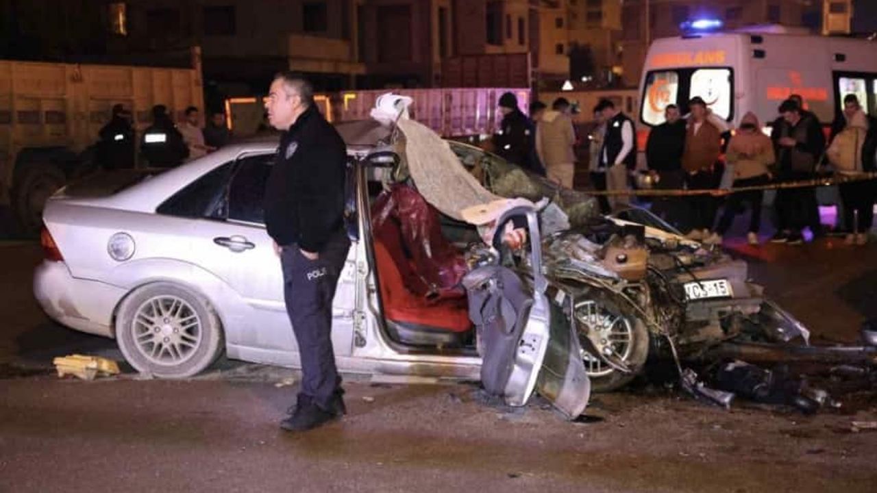 Adana'da park halindeki tıra arkadan çarpan otomobilde 2 kişi hayatını kaybetti