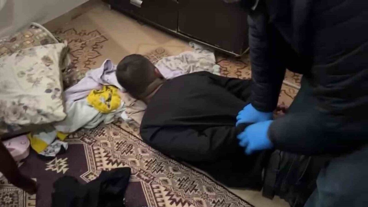 Yer Adana: "İçici de değilim satıcı da" dedi! Peki, imalatçı mı? Yatağından 71 paket bonzai ham maddesi çıktı