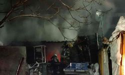 Güngören’de 2 katlı plastik ve hurda deposundaki yangın itfaiye ekiplerince söndürüldü