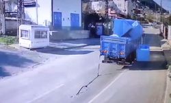 Adana'da yüklü kamyonda halat koptu, betonlar yola savruldu