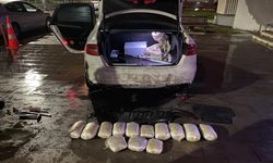 Adana'da araç tamponunda 11 kilo 776 gram uyuşturucu ele geçirildi - Video