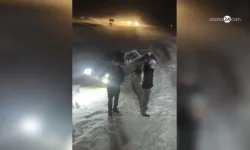 Adana Obruk Geçidi'nde araçlar yoğun kar yağışında mahsur kaldı! Video