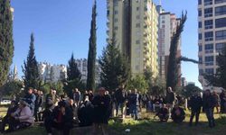 Adana'da Kubilay Apartmanı'nın kontrollü bina yıkımını topluca mezarlıktan izlediler